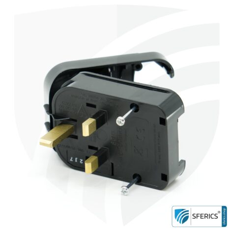 Adapter SCP3 Schuko Stecker Typ EF auf UK Stecker Typ G | mit hochwertiger Erdung und 13 Ampere Sicherung | Reiseadapter.