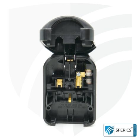 Adapter SCP3 Schuko Stecker Typ EF auf UK Stecker Typ G | mit hochwertiger Erdung und 13 Ampere Sicherung | Reiseadapter.