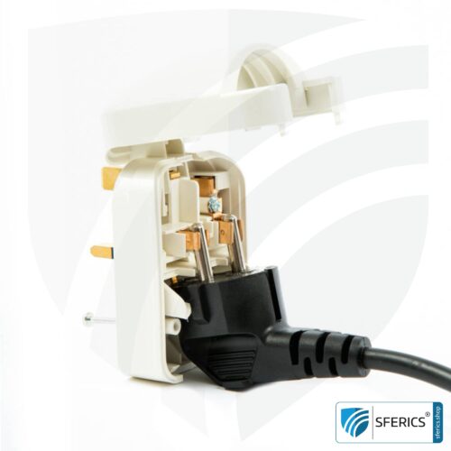 Adapter SCP3 Schuko Stecker Typ EF auf UK Stecker Typ G | mit hochwertiger Erdung und 13 Ampere Sicherung | Reiseadapter